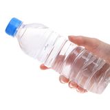 Mineralwasser  Eine geschlossene Flasche mit Mineralwasser ist bei kühler und dunkler Lagerung fast unbegrenzt haltbar. Wird der Verschluss jedoch geöffnet, gelangen Keime in das Wasser und können sich vermehren. Enthält das Wasser Kohlensäure, ist das Keimwachstum gehemmt. Völlig kohlensäurefreies Wasser sollte jedoch immer im Kühlschrank aufbewahrt werden, rät die Verbraucherzentrale Berlin. Rasch verbrauchen!