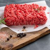 Hackfleisch  Hackfleisch besitzt eine große Oberfläche und verdirbt daher sehr schnell. Kaufen Sie das gehackte Fleisch immer zuletzt ein und kühlen Sie es während des Transports, zum Beispiel mithilfe einer Kühltasche. Verbrauchen Sie Hackfleisch immer innerhalb von 24 Stunden und garen Sie es komplett durch. Zur kurzfristigen Lagerung eignet sich übrigens die unterste Ablagefläche über dem Gemüsefach. Dort befindet sich die kühlste Stelle des Kühlschranks.