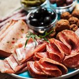 Wurstaufschnitt  Geschnittene Wurstwaren wie Salami und Kochschinken besitzen eine große Oberfläche und damit viel Angriffsfläche für Keime und Bakterien. Die Deutsche Gesellschaft für Ernährung (DGE) rät, sie nur so kurz wie möglich aufzubewahren und rasch zu verbrauchen. Wichtig: Den Kühlschrank ausreichend kalt einstellen. Ideal ist eine Temperatur zwischen 4 und 6 Grad Celsius.