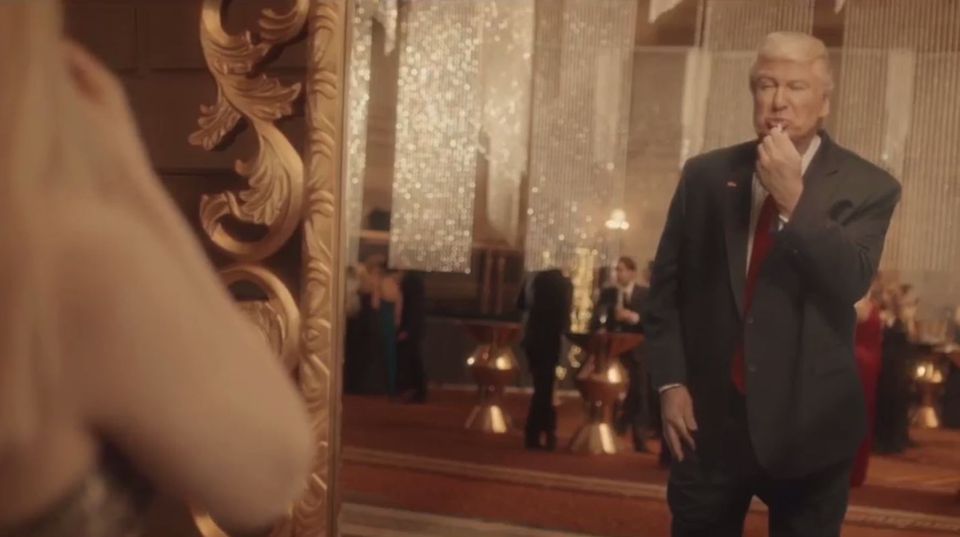 Alec Baldwin als Donald Trump Erscheint als Spiegelbild beim Lippenstift nachziehen: Alec Baldwin als Donald Trump