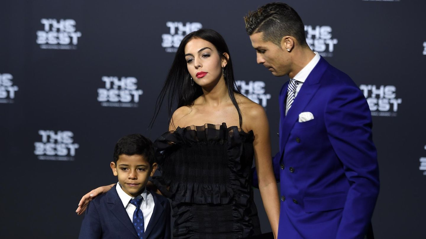 Cristiano Ronaldo mit seiner Freundin Georgina Rodriguez und seinem Sohn Cristiano Ronaldo Jr. bei der Wahl zum Weltfußballer.