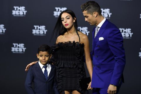 Cristiano Ronaldo mit seiner Freundin Georgina Rodriguez und seinem Sohn Cristiano Ronaldo Jr. bei der Wahl zum Weltfußballer.