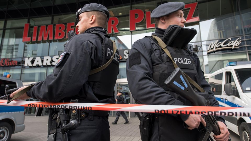 Schwer bewaffnete Polizisten sichern in Essen das wegen einer Terrorwarnung geschlossene Einkaufszentrum Limbecker Platz.