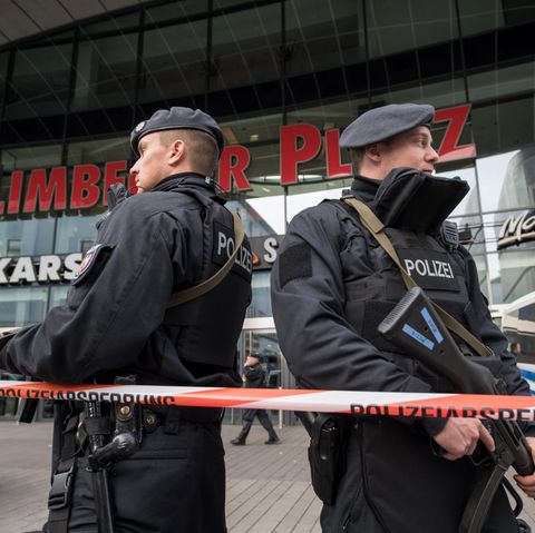Schwer bewaffnete Polizisten sichern in Essen das wegen einer Terrorwarnung geschlossene Einkaufszentrum Limbecker Platz.