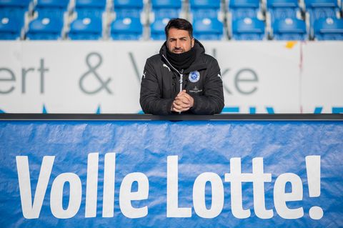 Trainer Ismail Atalan von Sportfreunde Lotte bei einem Interview vor dem DFB-Pokal-Spiel gegen Borussia Dortmund