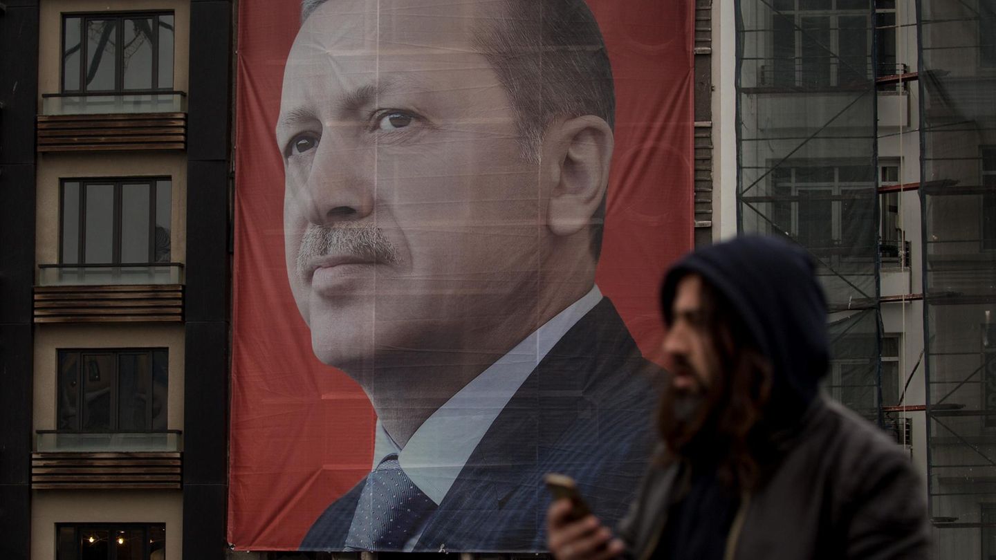 Ein Banner von Recep Tayyip Erdogan dominiert den Taksim Platz in Istanbul