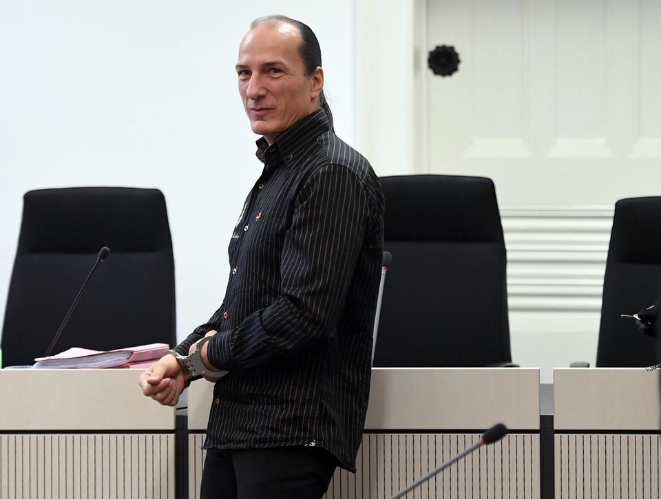 Der selbsternannte "König von Deutschland" Peter Fitzek bei einem Gerichtstermin im Sommer 2016 Der selbsternannte "König von Deutschland" Peter Fitzek bei einem Gerichtstermin im Sommer 2016