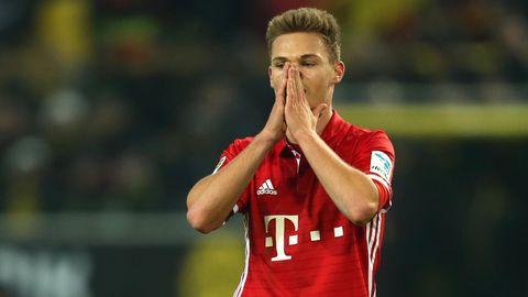Joshua Kimmich vom FC Bayern München hält sich die Hände vors Gesicht
