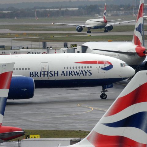 Flugzeuge der Airline British Airways stehen auf dem Flughafen.