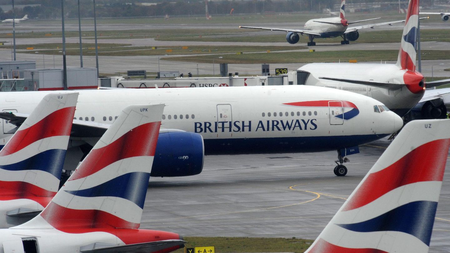 Flugzeuge der Airline British Airways stehen auf dem Flughafen.