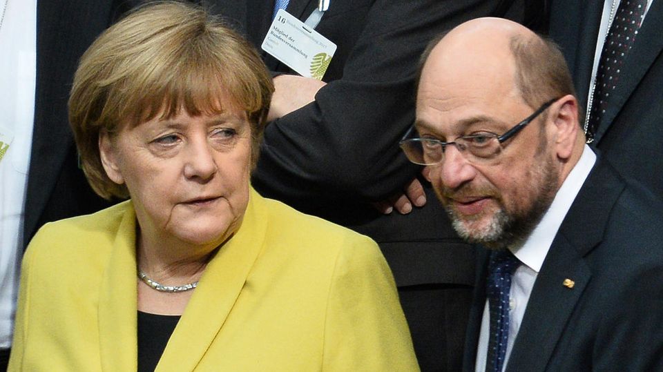 Angela Merkel und Martin Schulz im Bundestag - Die Spitzenkandidaten von CDU und SPD liegen im Wahltrend nahezu gleichauf