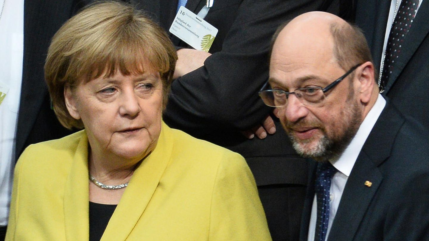 Angela Merkel und Martin Schulz im Bundestag - Die Spitzenkandidaten von CDU und SPD liegen im Wahltrend nahezu gleichauf
