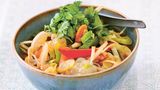 Asiatische Kohlsuppe  Zutaten:  1 Gemüsezwiebel, 1 kleiner Kopf Weißkohl (etwa 500 g), 1 kleiner Kopf Blumenkohl (etwa 300 g), 3 Karotten, 1 Lauchstange, 3 Stangen Sellerie, 2 rote Paprikaschoten, 1 Bund Koriander, 2 EL Olivenöl, 1 EL Long-Live-Curry-Paste siehe unten), 500 ml Knochenbrühe, (alterrnativ Gemüsebrühe), Meersalz, frisch gemahlener schwarzer Pfeffer      Zubereitung:    1. Die Zwiebel abziehen und würfeln. Das Gemüse waschen. Die äußeren Blätter des Weißkohls entfernen, den Kohl halbieren, den Strunk entfernen und den Kohl in Streifen schneiden. Blumenkohl in Röschen teilen. Karotten, Lauch und Stangensellerie schälen oder putzen und in Scheiben schneiden.  Paprika entkernen und in Streifen schneiden. Koriander abbrausen, trocken schütteln und die Blättchen abzupfen.        2. Olivenöl in einem großen Topf erhitzen, das vorbereitete Gemüse bis auf die Paprika darin etwa 5 Minuten anschwitzen. Die Curry-Paste zugeben und ebenfalls kurz anrösten. Mit der Knochenbrühe und 1 l Wasser aufgießen.  1 TL Meersalz zugeben und die Suppe aufkochen. Anschließend bei mittlerer Temperatur etwa 15 Minuten kochen lassen.        3. Paprika zugeben und weitere 10 Minuten köcheln lassen. Mit Salz und Pfeffer abschmecken, mit Koriander bestreuen.      Long-Life-Curry-Pasta     Für 1 Glas (150 ml) je 3 TL Koriandersamen, Kreuzkümmel und Bockshornkleesaat, 4 Kardamomkapseln und 1 Zimtstange in einer Pfanne ohne Fett anrösten, bis alles zu duften beginnt. Gewürze abkühlen lassen und im Mörser zerstoßen. 4 große und 3 kleine rote Chilischoten waschen und in Stücke schneiden. 60 g Ingwer und 3 Knoblauchzehen schälen und grob würfeln.  Die Gewürze mit Chili, Ingwer, Knoblauch, 3 TL Kurkuma, 2 TL Meer salz, 3 EL Weißweinessig und je 3 EL Oliven- und Kokosöl im Blitzhacker zu einer feinen Paste pürieren. Die Curry-Paste in ein sterilisiertes Schraubglas füllen, die Oberfläche immer mit einem Film Olivenöl bedecken. Im Kühlschrank gelagert etwa 1 Woche haltbar.