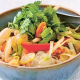 Asiatische Kohlsuppe  Zutaten:  1 Gemüsezwiebel, 1 kleiner Kopf Weißkohl (etwa 500 g), 1 kleiner Kopf Blumenkohl (etwa 300 g), 3 Karotten, 1 Lauchstange, 3 Stangen Sellerie, 2 rote Paprikaschoten, 1 Bund Koriander, 2 EL Olivenöl, 1 EL Long-Live-Curry-Paste siehe unten), 500 ml Knochenbrühe, (alterrnativ Gemüsebrühe), Meersalz, frisch gemahlener schwarzer Pfeffer      Zubereitung:    1. Die Zwiebel abziehen und würfeln. Das Gemüse waschen. Die äußeren Blätter des Weißkohls entfernen, den Kohl halbieren, den Strunk entfernen und den Kohl in Streifen schneiden. Blumenkohl in Röschen teilen. Karotten, Lauch und Stangensellerie schälen oder putzen und in Scheiben schneiden.  Paprika entkernen und in Streifen schneiden. Koriander abbrausen, trocken schütteln und die Blättchen abzupfen.        2. Olivenöl in einem großen Topf erhitzen, das vorbereitete Gemüse bis auf die Paprika darin etwa 5 Minuten anschwitzen. Die Curry-Paste zugeben und ebenfalls kurz anrösten. Mit der Knochenbrühe und 1 l Wasser aufgießen.  1 TL Meersalz zugeben und die Suppe aufkochen. Anschließend bei mittlerer Temperatur etwa 15 Minuten kochen lassen.        3. Paprika zugeben und weitere 10 Minuten köcheln lassen. Mit Salz und Pfeffer abschmecken, mit Koriander bestreuen.      Long-Life-Curry-Pasta     Für 1 Glas (150 ml) je 3 TL Koriandersamen, Kreuzkümmel und Bockshornkleesaat, 4 Kardamomkapseln und 1 Zimtstange in einer Pfanne ohne Fett anrösten, bis alles zu duften beginnt. Gewürze abkühlen lassen und im Mörser zerstoßen. 4 große und 3 kleine rote Chilischoten waschen und in Stücke schneiden. 60 g Ingwer und 3 Knoblauchzehen schälen und grob würfeln.  Die Gewürze mit Chili, Ingwer, Knoblauch, 3 TL Kurkuma, 2 TL Meer salz, 3 EL Weißweinessig und je 3 EL Oliven- und Kokosöl im Blitzhacker zu einer feinen Paste pürieren. Die Curry-Paste in ein sterilisiertes Schraubglas füllen, die Oberfläche immer mit einem Film Olivenöl bedecken. Im Kühlschrank gelagert etwa 1 Woche haltbar.