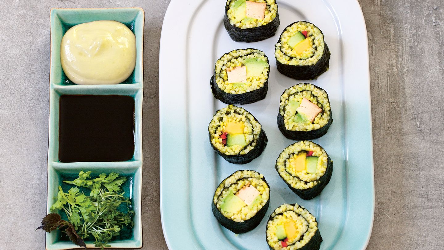 Smart Aging: Veggie-Sushi Zutaten: 200 g Hirse, je 2 cm frische/r Ingwer und Kurkuma, 2 EL Reisessig, 1 gestr. TL Meersalz, 1 kleine Avocado, 1 kleine Mango, 1 Mini-Gurke, 100 g Räuchertofu, 1 große rote Chilischote, 4 Nori-Algenblätter, 1 TL Wasabi, Bio-Tamari (glutenfreie Sojasauce) zum Servieren, 2–3 Schalen Shiso-Kresse oder 1 Bund Koriander Zubereitung: 1. Die Hirse mit 400 ml Wasser, Ingwer und Kurkuma zum Kochen bringen. Abgedeckt bei kleinster Temperatur etwa 7 Minuten köcheln lassen. 2. Reisessig und Salz verrühren. Die fertige Hirse auf einer Platte verteilen, Ingwer und Kurkuma entfernen. Die Reisessigmischung über der Hirse verteilen und untermengen. Lauwarm abkühlen lassen. 3. Avocado und Mango schälen, die Gurke waschen. Alles in etwa 1 cm dicke Streifen schneiden. Den Räuchertofu ebenfalls in 1 cm dicke Streifen schneiden. Die Chilischote waschen, halbieren, entkernen und in dünne Streifen schneiden. 4. Ein Nori-Algenblatt mit der glänzenden Seite nach unten quer auf eine Bambusmatte legen. Ein Viertel der Hirsemischung darauf verteilen, dabei am oberen Rand einen Streifen frei lassen. Mittig einige Mango-, Gurkenund Chilistreifen verteilen. Von unten nach oben aufrollen, den oberen Rand dafür mit Wasser anfeuchten und festkleben. Eine weitere Rolle zubereiten. Die restlichen beiden Nori-Blätter mit Hirse vorbereiten und mit den Avocado- und Tofustreifen füllen. Den Tofu jeweils mit etwas Wasabi bestreichen. 5. Die Rollen in Frischhaltefolie wickeln und 30 Minuten im Kühlschrank ruhen lassen. Anschließend in 2–3 cm dicke Stücke schneiden, auf einer Platte anrichten und mit Tamari und Shiso-Kresse servieren. Veggie-Sushi Zutaten: 200 g Hirse, je 2 cm frische/r Ingwer und Kurkuma, 2 EL Reisessig, 1 gestr. TL Meersalz, 1 kleine Avocado, 1 kleine Mango, 1 Mini-Gurke, 100 g Räuchertofu, 1 große rote Chilischote, 4 Nori-Algenblätter, 1 TL Wasabi, Bio-Tamari (glutenfreie Sojasauce) zum Servieren, 2–3 Schalen Shiso-Kresse oder 1 Bund Koriander Zubereitung: 1. Die Hirse mit 400 ml Wasser, Ingwer und Kurkuma zum Kochen bringen. Abgedeckt bei kleinster Temperatur etwa 7 Minuten köcheln lassen. 2. Reisessig und Salz verrühren. Die fertige Hirse auf einer Platte verteilen, Ingwer und Kurkuma entfernen. Die Reisessigmischung über der Hirse verteilen und untermengen. Lauwarm abkühlen lassen. 3. Avocado und Mango schälen, die Gurke waschen. Alles in etwa 1 cm dicke Streifen schneiden. Den Räuchertofu ebenfalls in 1 cm dicke Streifen schneiden. Die Chilischote waschen, halbieren, entkernen und in dünne Streifen schneiden. 4. Ein Nori-Algenblatt mit der glänzenden Seite nach unten quer auf eine Bambusmatte legen. Ein Viertel der Hirsemischung darauf verteilen, dabei am oberen Rand einen Streifen frei lassen. Mittig einige Mango-, Gurkenund Chilistreifen verteilen. Von unten nach oben aufrollen, den oberen Rand dafür mit Wasser anfeuchten und festkleben. Eine weitere Rolle zubereiten. Die restlichen beiden Nori-Blätter mit Hirse vorbereiten und mit den Avocado- und Tofustreifen füllen. Den Tofu jeweils mit etwas Wasabi bestreichen. 5. Die Rollen in Frischhaltefolie wickeln und 30 Minuten im Kühlschrank ruhen lassen. Anschließend in 2–3 cm dicke Stücke schneiden, auf einer Platte anrichten und mit Tamari und Shiso-Kresse servieren.