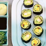 Veggie-Sushi  Zutaten:  200 g Hirse, je 2 cm frische/r Ingwer und Kurkuma, 2 EL Reisessig, 1 gestr. TL Meersalz, 1 kleine Avocado, 1 kleine Mango, 1 Mini-Gurke, 100 g Räuchertofu, 1 große rote Chilischote, 4 Nori-Algenblätter, 1 TL Wasabi, Bio-Tamari (glutenfreie Sojasauce) zum Servieren, 2–3 Schalen Shiso-Kresse oder 1 Bund Koriander      Zubereitung:  1. Die Hirse mit 400 ml Wasser, Ingwer und Kurkuma zum Kochen bringen.  Abgedeckt bei kleinster Temperatur etwa 7 Minuten köcheln lassen.        2. Reisessig und Salz verrühren. Die fertige Hirse auf einer Platte verteilen, Ingwer und Kurkuma entfernen. Die Reisessigmischung über der Hirse verteilen und untermengen. Lauwarm abkühlen lassen.        3. Avocado und Mango schälen, die Gurke waschen. Alles in etwa 1 cm dicke Streifen schneiden. Den Räuchertofu ebenfalls in 1 cm dicke Streifen schneiden. Die Chilischote waschen, halbieren, entkernen und in dünne Streifen schneiden.        4. Ein Nori-Algenblatt mit der glänzenden Seite nach unten quer auf eine Bambusmatte legen. Ein Viertel der Hirsemischung darauf verteilen, dabei am oberen Rand einen Streifen frei lassen. Mittig einige Mango-, Gurkenund Chilistreifen verteilen. Von unten nach oben aufrollen, den oberen Rand dafür mit Wasser anfeuchten und festkleben. Eine weitere Rolle zubereiten.  Die restlichen beiden Nori-Blätter mit Hirse vorbereiten und mit den Avocado- und Tofustreifen füllen. Den Tofu jeweils mit etwas Wasabi bestreichen.        5. Die Rollen in Frischhaltefolie wickeln und 30 Minuten im Kühlschrank ruhen lassen. Anschließend in 2–3 cm dicke Stücke schneiden, auf einer Platte anrichten und mit Tamari und Shiso-Kresse servieren.