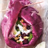 No-Carb-Wrap mit Roter Bete  Zutaten:    4–6 große Salatblätter (etwa Kopfsalat, Lollo rosso oder Radicchio), 1 Knolle Rote Bete, 2 EL Olivenöl, 2 EL Aceto Balsamico, Meersalz, frisch gemahlener schwarzer Pfeffer, 1 TL Akazienhonig, 1 kleine Knolle Fenchel, 2 EL Walnusskerne, gehackt und geröstet, 50 g Feta      Zubereitung:  Die Salatblätter waschen und trocken tupfen. Die Rote-Bete-Knolle waschen, schälen und klein würfeln. Im heißen Olivenöl 3–4 Minuten anschwitzen. Mit Balsamico ablöschen und mit Salz, Pfeffer und 1 TL Akazienhonig bestreuen und beträufeln. Beiseitestellen und lauwarm abkühlen lassen. Den Fenchel putzen, waschen, halbieren und den Strunk entfernen. Die Hälften in dünne Streifen hobeln. Rote Bete, Fenchel und Walnusskerne auf den Salatblättern verteilen, Feta darüber bröckeln. Die Salatblätter aufrollen und mit Bambusspießen feststecken.