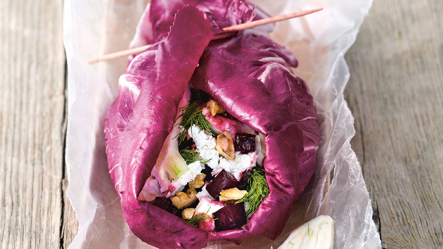 No-Carb-Wrap mit Roter Bete  Zutaten:    4–6 große Salatblätter (etwa Kopfsalat, Lollo rosso oder Radicchio), 1 Knolle Rote Bete, 2 EL Olivenöl, 2 EL Aceto Balsamico, Meersalz, frisch gemahlener schwarzer Pfeffer, 1 TL Akazienhonig, 1 kleine Knolle Fenchel, 2 EL Walnusskerne, gehackt und geröstet, 50 g Feta      Zubereitung:  Die Salatblätter waschen und trocken tupfen. Die Rote-Bete-Knolle waschen, schälen und klein würfeln. Im heißen Olivenöl 3–4 Minuten anschwitzen. Mit Balsamico ablöschen und mit Salz, Pfeffer und 1 TL Akazienhonig bestreuen und beträufeln. Beiseitestellen und lauwarm abkühlen lassen. Den Fenchel putzen, waschen, halbieren und den Strunk entfernen. Die Hälften in dünne Streifen hobeln. Rote Bete, Fenchel und Walnusskerne auf den Salatblättern verteilen, Feta darüber bröckeln. Die Salatblätter aufrollen und mit Bambusspießen feststecken.