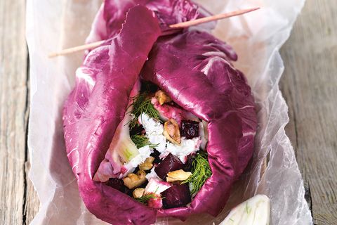 No-Carb-Wrap mit Roter Bete  Zutaten:    4–6 große Salatblätter (etwa Kopfsalat, Lollo rosso oder Radicchio), 1 Knolle Rote Bete, 2 EL Olivenöl, 2 EL Aceto Balsamico, Meersalz, frisch gemahlener schwarzer Pfeffer, 1 TL Akazienhonig, 1 kleine Knolle Fenchel, 2 EL Walnusskerne, gehackt und geröstet, 50 g Feta      Zubereitung:  Die Salatblätter waschen und trocken tupfen. Die Rote-Bete-Knolle waschen, schälen und klein würfeln. Im heißen Olivenöl 3–4 Minuten anschwitzen. Mit Balsamico ablöschen und mit Salz, Pfeffer und 1 TL Akazienhonig bestreuen und beträufeln. Beiseitestellen und lauwarm abkühlen lassen. Den Fenchel putzen, waschen, halbieren und den Strunk entfernen. Die Hälften in dünne Streifen hobeln. Rote Bete, Fenchel und Walnusskerne auf den Salatblättern verteilen, Feta darüber bröckeln. Die Salatblätter aufrollen und mit Bambusspießen feststecken.