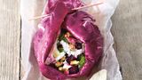 No-Carb-Wrap mit Roter Bete  Zutaten:    4–6 große Salatblätter (etwa Kopfsalat, Lollo rosso oder Radicchio), 1 Knolle Rote Bete, 2 EL Olivenöl, 2 EL Aceto Balsamico, Meersalz, frisch gemahlener schwarzer Pfeffer, 1 TL Akazienhonig, 1 kleine Knolle Fenchel, 2 EL Walnusskerne, gehackt und geröstet, 50 g Feta      Zubereitung:  Die Salatblätter waschen und trocken tupfen. Die Rote-Bete-Knolle waschen, schälen und klein würfeln. Im heißen Olivenöl 3–4 Minuten anschwitzen. Mit Balsamico ablöschen und mit Salz, Pfeffer und 1 TL Akazienhonig bestreuen und beträufeln. Beiseitestellen und lauwarm abkühlen lassen. Den Fenchel putzen, waschen, halbieren und den Strunk entfernen. Die Hälften in dünne Streifen hobeln. Rote Bete, Fenchel und Walnusskerne auf den Salatblättern verteilen, Feta darüber bröckeln. Die Salatblätter aufrollen und mit Bambusspießen feststecken.