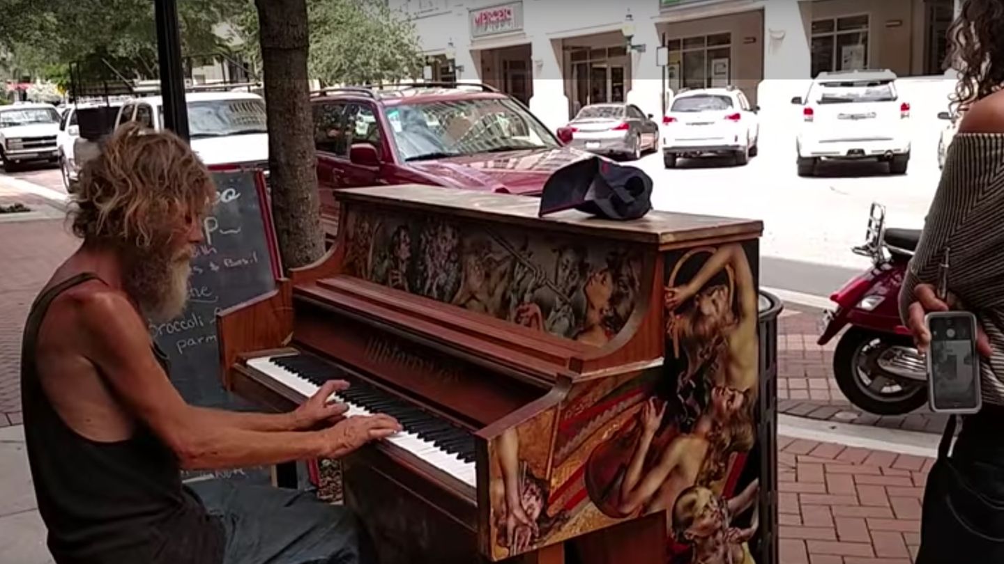 Der Obdachlose Donald Gould spielt Klavier