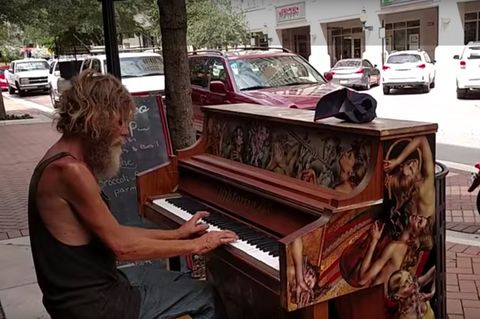 Der Obdachlose Donald Gould spielt Klavier