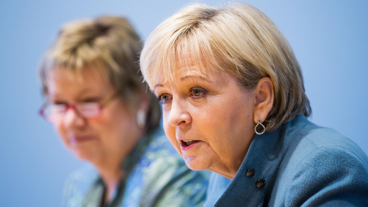 NRW-Ministerpräsidentin Hannelore Kraft im Vordergrund - Unscharf dahinter Sylvia Löhrmann von den Grünen
