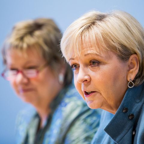 NRW-Ministerpräsidentin Hannelore Kraft im Vordergrund - Unscharf dahinter Sylvia Löhrmann von den Grünen