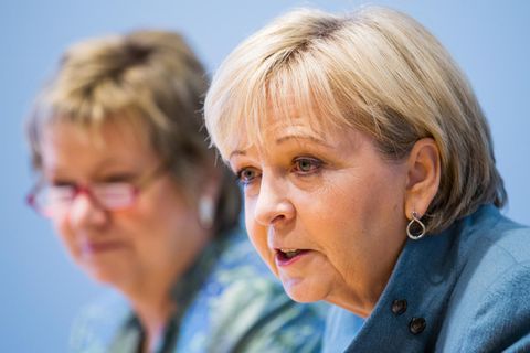 NRW-Ministerpräsidentin Hannelore Kraft im Vordergrund - Unscharf dahinter Sylvia Löhrmann von den Grünen
