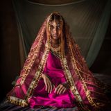 Kinderehen in Nepal sind üblich. Mädchen gelten als Last für die Familie. Wer kann, verheiratet seine Tochter sehr früh - noch bevor sie ihre Periode bekommen hat. Ein alter Glaube besagt, dass dann die nahen Familienangehörigen in den Himmel kommen.  Anjali Kumari Khang ist zwölf Jahre alt. Sie lebt in einem Dorf des Saptari-Bezirks. "Ich bin nicht glücklich. Ich möchte nicht heiraten. Ich hoffe, dass mein Mann einen Job in einer fremden Stadt bekommt. Dann kann ich wieder in das Haus meiner Mutter ziehen und dort so lange bleiben, wie ich möchte."