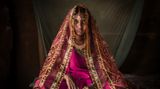 Kinderehen in Nepal sind üblich. Mädchen gelten als Last für die Familie. Wer kann, verheiratet seine Tochter sehr früh - noch bevor sie ihre Periode bekommen hat. Ein alter Glaube besagt, dass dann die nahen Familienangehörigen in den Himmel kommen.  Anjali Kumari Khang ist zwölf Jahre alt. Sie lebt in einem Dorf des Saptari-Bezirks. "Ich bin nicht glücklich. Ich möchte nicht heiraten. Ich hoffe, dass mein Mann einen Job in einer fremden Stadt bekommt. Dann kann ich wieder in das Haus meiner Mutter ziehen und dort so lange bleiben, wie ich möchte."
