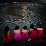 Frauen waschen sich an einem Fluss in Kathmandu, Nepal. Der Prozess der Reinigung soll sie auch von Sünden befreien. Während der Menstruation sind Frauen zu der rituellen Reinigung verpflichtet.