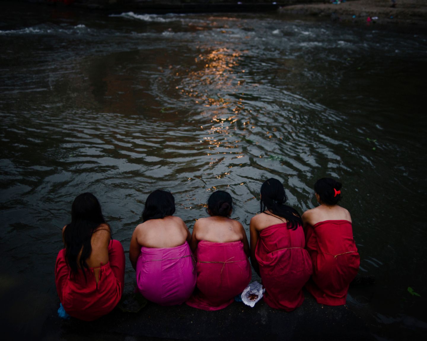 Frauen waschen sich an einem Fluss in Kathmandu, Nepal. Der Prozess der Reinigung soll sie auch von Sünden befreien. Während der Menstruation sind Frauen zu der rituellen Reinigung verpflichtet.