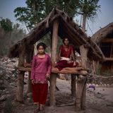 Der Fotograf Poulomi Basu hat Frauen aufgesucht, die sich im Menstruations-Exil befinden. So will es die "Chaupadi"-Tradition. Erst wenn die Monatsblutung abklingt, dürfen die Frauen zu ihren Familien zurückkehren. In der Zwischenzeit schlafen sie oft unter freiem Himmel oder einfachen Hütten wie dieser.   Ranga Hoshi (42, rechts) teilt ihre Unterkunft mit Minu, 14. Dem Fotografen erzählte sie: "Beim ersten Mal bekam ich Fieber. Ich fühlte mich sehr unwohl. Manchmal bekomme ich Essen, manchmal muss ich hungern. Männer verstehen nicht, was eine Menstruation ist. Wie auch? Mit ihren Körpern passiert das nicht." Abgeschnitten von jeder medizinischen Versorgung müssen die Frauen warten. Von ihren Mitmenschen werden sie gemieden.