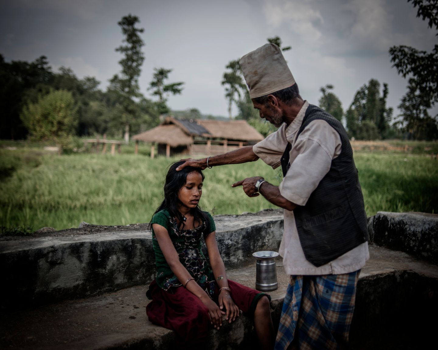 Chaupadi-Ritual in Nepal Devi Ram Dhamala ist 59 Jahre alt. Er arbeitet als traditioneller Heiler. Werden Mädchen während ihrer Periode krank, beginnt Dhamalas Arbeit. Er versucht, die Frauen zu "heilen" und wirkt dabei massiv auf sie ein. Viele Heiler beschimpfen die Mädchen und greifen sie körperlich an, da sie glauben, sie seien von bösen Geistern besessen.