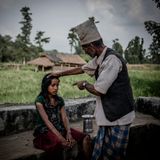 Devi Ram Dhamala ist 59 Jahre alt. Er arbeitet als traditioneller Heiler. Werden Mädchen während ihrer Periode krank, beginnt Dhamalas Arbeit. Er versucht, die Frauen zu "heilen" und wirkt dabei massiv auf sie ein. Viele Heiler beschimpfen die Mädchen und greifen sie körperlich an, da sie glauben, sie seien von bösen Geistern besessen.