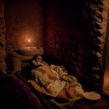 "Warum bist du hier?", fragte Tanka Thapa den Fotografen. "Noch nie ist jemand zu mir hergekommen, hat sich mit mir unterhalten oder hat Zeit mit mir verbracht." Während ihrer Periode schläft Tanka in einem Wandvorsprung. "Es ist nun ein wenig besser", sagt sie. "Früher habe ich für gewöhnlich im Freien übernachtet, ohne jeglichen Schutz." 