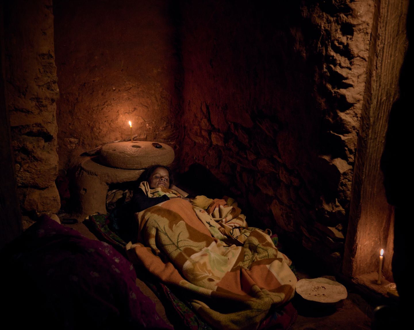 Chaupadi-Ritual in Nepal "Warum bist du hier?", fragte Tanka Thapa den Fotografen. "Noch nie ist jemand zu mir hergekommen, hat sich mit mir unterhalten oder hat Zeit mit mir verbracht." Während ihrer Periode schläft Tanka in einem Wandvorsprung. "Es ist nun ein wenig besser", sagt sie. "Früher habe ich für gewöhnlich im Freien übernachtet, ohne jeglichen Schutz."