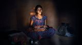 Basu gibt den Verbannten ein Gesicht, eine Stimme und einen Namen. Saraswati ist 16 Jahre alt und hat vor drei Tagen ein Baby bekommen. Weil sie nach der Geburt blutete, muss sie nun mit ihrem Kind in einem abgeschlossenen dunklen Raum ausharren. 15 Tage lang. Saraswati darf sich nicht waschen. Ihr Essen kocht sie auf einer kleinen Feuerstelle neben ihrem Bett. Der Rauch setzt dem Neugeborenen zu.   "Sie hat kaum ein Wort mit mir gesprochen", erinnert sich Fotograf Poulomi Basu. Nach der Geburt hat die 16-Jährige ernsthafte gesundheitliche Probleme bekommen. Ihre Beine sind angeschwollen, sodass sie kaum laufen kann. "Sie leidet unter dem Stress und bricht oft zusammen", so Basu.