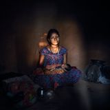 Basu gibt den Verbannten ein Gesicht, eine Stimme und einen Namen. Saraswati ist 16 Jahre alt und hat vor drei Tagen ein Baby bekommen. Weil sie nach der Geburt blutete, muss sie nun mit ihrem Kind in einem abgeschlossenen dunklen Raum ausharren. 15 Tage lang. Saraswati darf sich nicht waschen. Ihr Essen kocht sie auf einer kleinen Feuerstelle neben ihrem Bett. Der Rauch setzt dem Neugeborenen zu.   "Sie hat kaum ein Wort mit mir gesprochen", erinnert sich Fotograf Poulomi Basu. Nach der Geburt hat die 16-Jährige ernsthafte gesundheitliche Probleme bekommen. Ihre Beine sind angeschwollen, sodass sie kaum laufen kann. "Sie leidet unter dem Stress und bricht oft zusammen", so Basu.