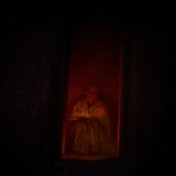 Dhana Devi, 40, arbeitet als Sozialarbeiterin für Frauen in einem kleinen Dorf. Auch sie praktiziert "Chaupadi". Gegenüber dem Fotografen erinnert sie sich an ihr erstes Exil: "Ich war 14 Jahre alt, als ich zum ersten Mal im "Chaupadi" war. Meine ältere Schwester sagte mir, dass Götter in unserem Haus lebten und ich sie verärgern würde, wenn ich im Haus bliebe. Sie sagte mir, ich solle im Ziegenstall bleiben. Als meine Mutter das herausfand, sagte sie mir, ich solle für neun Tage weggehen und erst am zehnten Tag zurückkehren. Ich hatte keine Ahnung, wie mir geschah und habe die ganze Zeit geweint." 