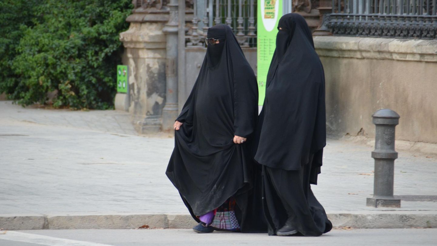 Zwei Nikab-Trägerin auf der Straße.
