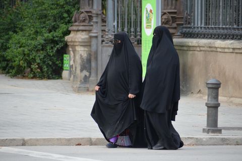 Zwei Nikab-Trägerin auf der Straße.