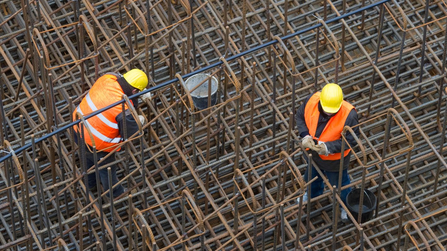 Arbeiter in einem Stahlgeflecht - Zur hart arbeitenden Mitte zählen sich 36 Millionen Deutsche laut einer stern-Studie dazu