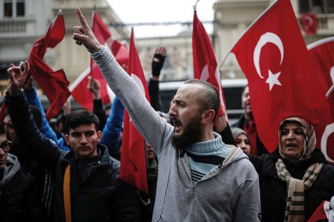 Nicht nur in der Türkei selbst dürfen Wähler über das Verfassungsreferendum abstimmen. Wie wohl diese Demonstranten vor dem niederländischen Konsulat abstimmen werden?