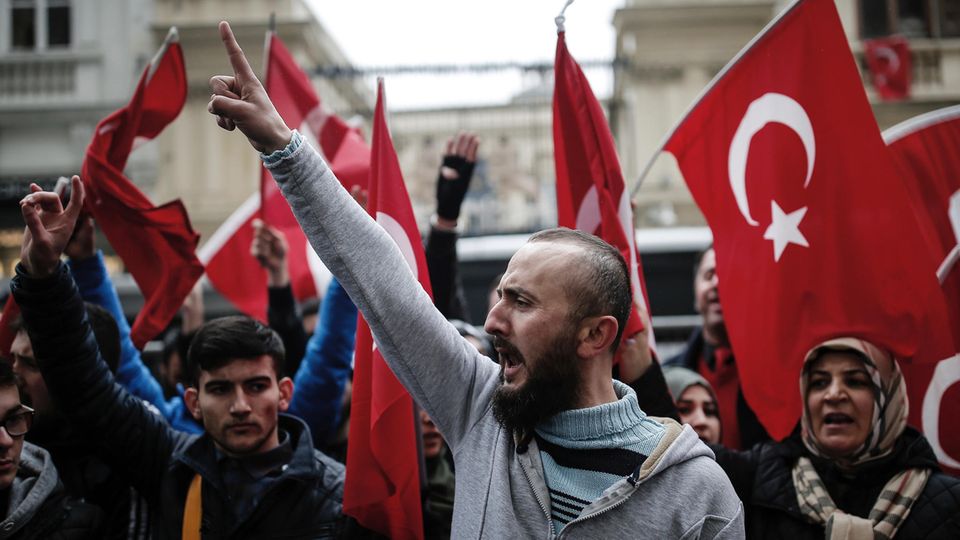 Nicht nur in der Türkei selbst dürfen Wähler über das Verfassungsreferendum abstimmen. Wie wohl diese Demonstranten vor dem niederländischen Konsulat abstimmen werden?