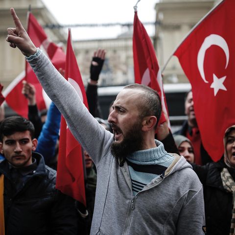 Nicht nur in der Türkei selbst dürfen Wähler über das Verfassungsreferendum abstimmen. Wie wohl diese Demonstranten vor dem niederländischen Konsulat abstimmen werden?