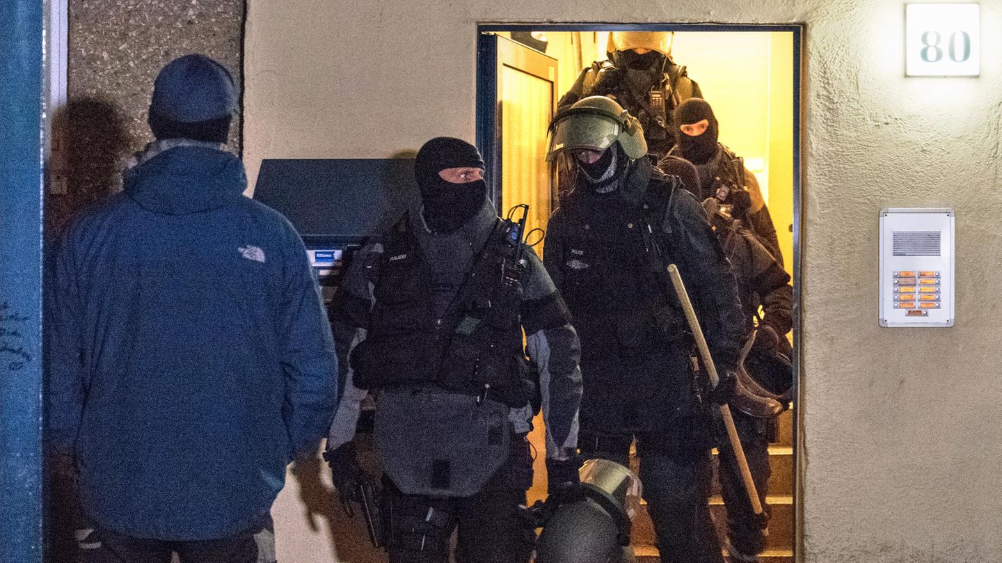Ein Sondereinsatzkommando verlässt eine Wohnung in Weimar - Ermittlungen nach Tod eines 18-Jährigen