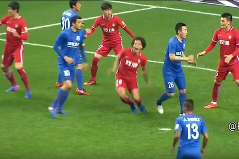 Chinsesische Fußball-Liga: Belgier Axel Witsel sinkt nach einem Foul zu Boden