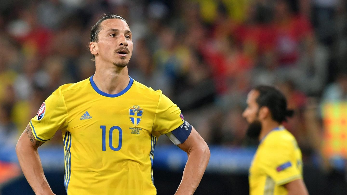 Zlatan Ibrahimovic steht im schwedischen Nationaltrikot auf dem Platz und stemmt die Hände in die Hüften